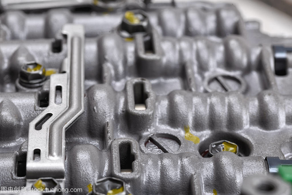 機械部分與金屬部件及液壓閥的協(xié)同作用